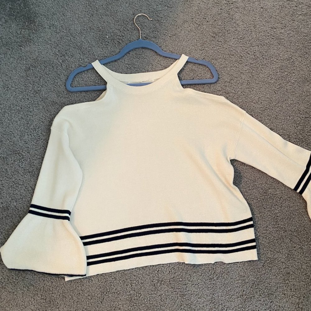 NWOT Cut out shoulder sweater